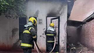 Militares do Corpo de Bombeiros fazendo controle das chamas (Foto: Jornal da Nova)