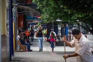 Clientes e comerciantes na região central de Campo Grande (Foto: Arquivo/Henrique Kawaminami)