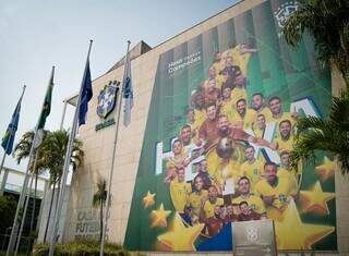 Marc&ecirc;nio e outros campe&otilde;es do mundo recebem homenagem na fachada da CBF 