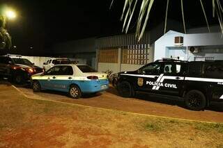 Equipes policiais na unidade de saúde, em Chapadão do Sul. (Foto: O Correio News)