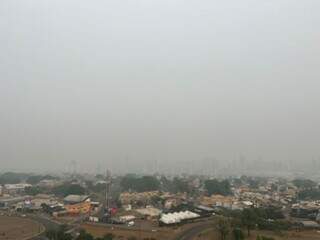 Com tanta fumaça, é difícil enxergar o horizonte no bairro Chácara Cachoeira (Foto: Direto das Ruas)