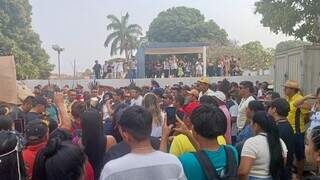 Indígenas reunidos na praça Agenor, no Centro de Miranda, nesta manhã. (Foto: Direto das Ruas)