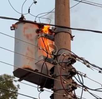 Vídeo mostra transformador pegando fogo após sobrecarga em rede elétrica