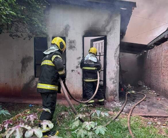 Homem p&otilde;e fogo na casa da sobrinha e diz que ela maltratava seu gato