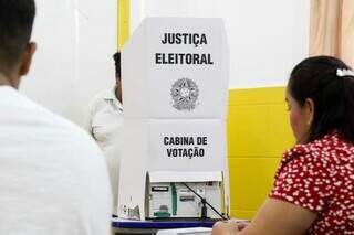 Mesários e eleitor durante votação na Escola Municipal Tomaz Ghirardelli (Foto: Henrique Kawaminami/Arquivo)