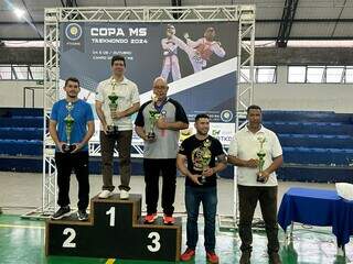 Representantes das equipes no pódio da Copa MS de Taekwondo (Foto: Divulgação)