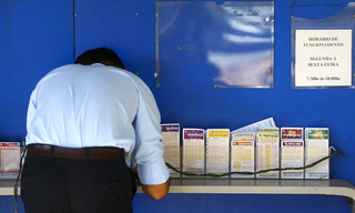 Apostador preenche volante de loteria em agência lotérica da Caixa. (Foto: Marcelo Camargo/Agência Brasil)