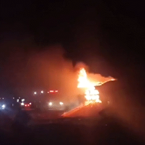Carreta com grãos pega fogo e fica destruída na BR-267