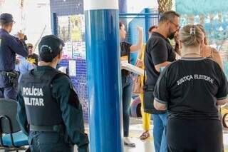 À esquerda, policiais militares cuidam da segurança dentro de colégio eleitoral da Capital (Foto: Juliano Almeida/Arquivo)