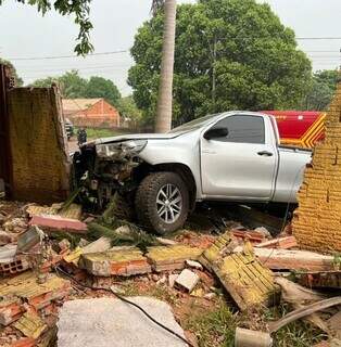 Caminhonete bateu em muro, que ficou destruído. (Foto: Divulgação)