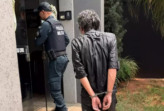 Homem chegando na delegacia algemado após confessar o crime (Foto: Jornal da Nova)