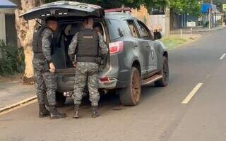 Homem dentro da viatura do Choque após ser preso (Foto: Divulgação | PMMS)