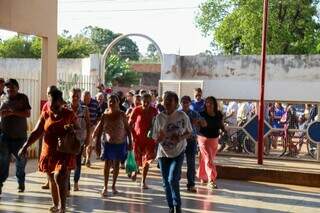 Número enorme de eleitores em abertura da votação no último domingo. (Foto: Paulo Francis)