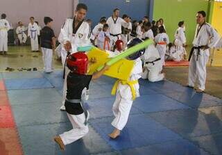 Crianças lutando taekwondo em centro de treinamento na Capital (Foto: Divulgação) 