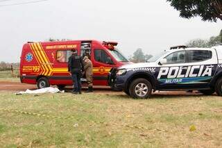 Corpo da vítima caído no local onde foi executado (Foto: Juliano Almeida)