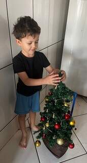 Ravi ajudou a colocar as bolinhas de Natal e decorar a mochila (Foto: Arquivo Pessoal)