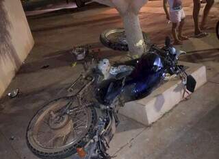 Motocicleta conduzida pelo adolescente no local onde acidente aconteceu (Foto: Iviagora)