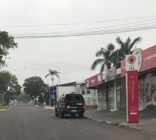 Viatura da PF em frente ao comitê de Brendo dos Santos, na Avenida Amambai (Foto: Direto das Ruas)