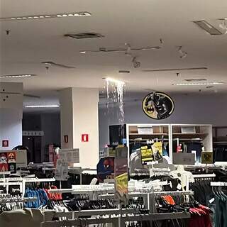 Loja de roupas teve vazamento na noite desta quarta-feira (9). (Foto: Direto das Ruas)