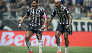 Hulk e Deyverson comemoram gol pelo Galo • (Foto: Pedro Souza/Atlético)