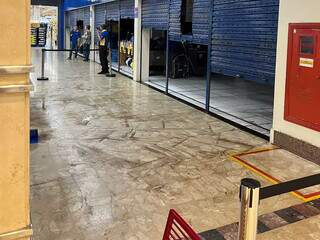 Rede de comércio fechou loja em shopping para conter danos da chuva. (Foto: Direto das Ruas)