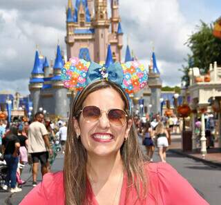 Guia de turismo em Orlando, Juliana Abss Duarte, em frente à Disney. (Foto: Arquivo pessoal)