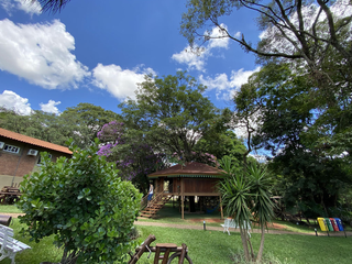 Área verde do hotel Pousada do Bosque, em Ponta Porã. (Foto: Divulgação)