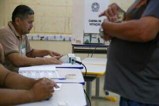 Encontro do mesário com o eleitor no momento do voto, no último domingo (6) (Foto: Enryck Sena)