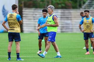 Renato Portaluppi, ao centro, orienta jogadores em treino (Foto: Angelo Pieretti/Grêmio FBPA)