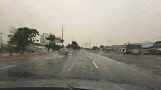 Chuva fraca na região do Bairro Tiradentes, em Campo Grande (Foto: Direto das Ruas)