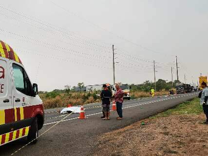 Motociclista morre ao atingir dois caminhões na saída para Cuiabá