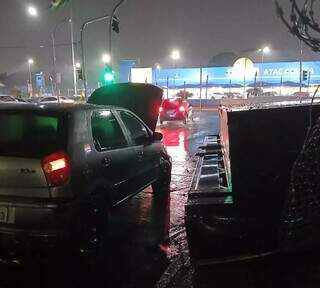 Carro com outdoor caído na Joaquim Murtinho (Foto: Direto das Ruas)