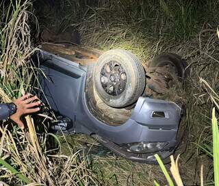 Caminhonete parou com as quatro rodas para cima (Foto: divulgação / Polícia Militar Rodoviária Estadual)