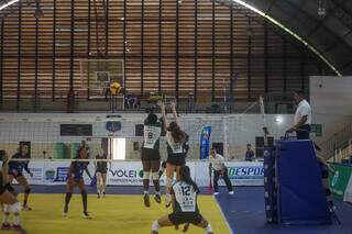 Meninas em quadra pela Superliga C de Vôlei, na Capital (Foto: Paulo Francis)