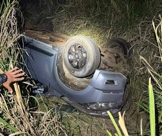 Caminhonete capota, garoto fica ferido e motorista com CNH suspensa foge 