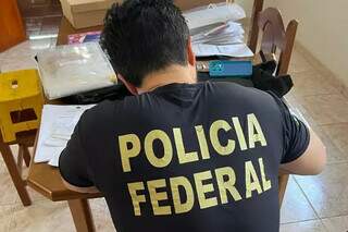 Policial federal durante cumprimento de mandado. (Foto: Divulgação)