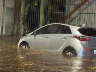 Carro alagado na Rua Itajaí, no Jardim Bela Vista (Foto: Direto das Ruas)