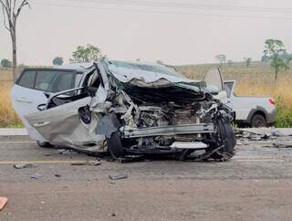 Veículo modelo Yaris ficou completamente destruído (Foto: BNC Notícias)