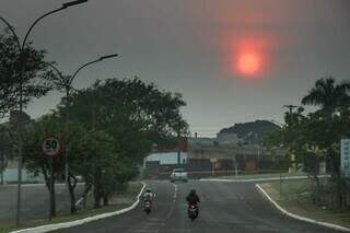 Sol tentando aparecer nesta manhã visto da Av. Interlagos (Foto: Henrique Kawaminami)