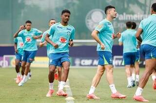 Jogadores treinando no CT do Palmeiras com a camisa da Seleção Brasileira (Foto: Rafael Ribeiro)