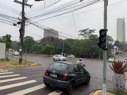 Tempestade deixa diversos sem&aacute;foros desligados na Capital