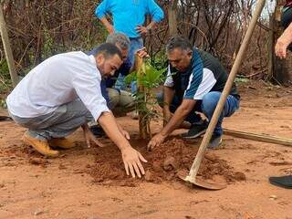 Ap&oacute;s inc&ecirc;ndio, aldeia recebe plantio de &aacute;rvores para renovar esperan&ccedil;a