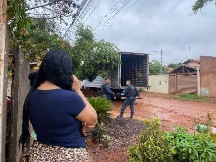 Debaixo de chuva, m&atilde;e &eacute; despejada de casa com 4 filhos