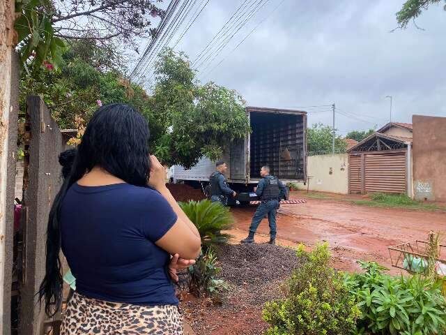 Debaixo de chuva, m&atilde;e &eacute; despejada de casa com 4 filhos
