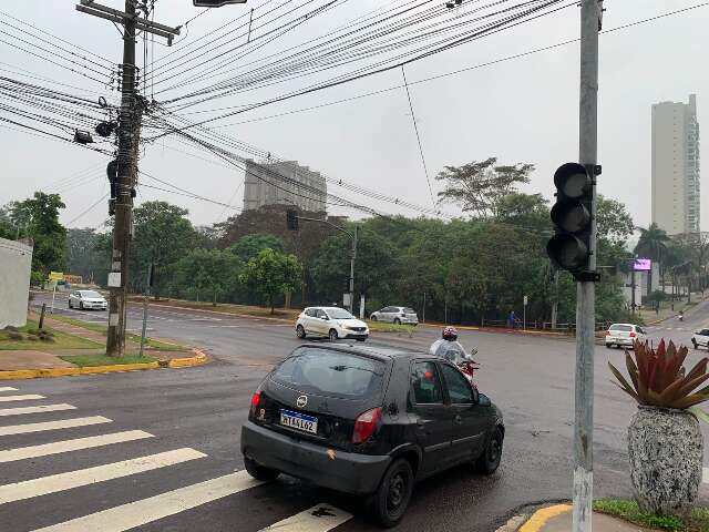 Tempestade deixa diversos sem&aacute;foros desligados na Capital