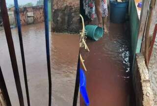 Quintal completamente alagado por chuva no Nova Lima em 2022 (Foto: Arquivo Pessoal)