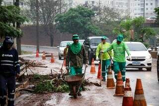 Funcionários da Solurb recolhem barro, galhos e folhas (Foto: Henrique Kawaminami)