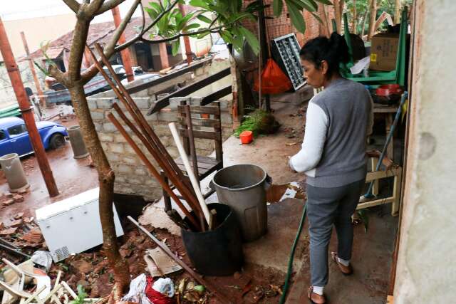 Chuva derruba muro, enxurrada invade casa e arrasta at&eacute; freezer 