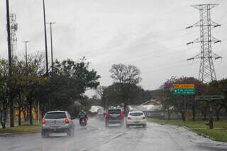 Chuva registrada em agosto na Avenida Ministro João Arinos, em Campo Grande (Foto: Juliano Almeida)