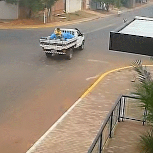 Caminhonete capota ao ser atingida por carro e criança de 3 anos fica ferida